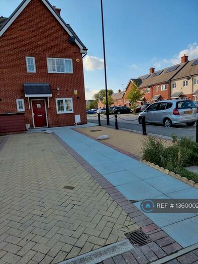 3 Bedroom End Of Terrace House To Rent In Foxley Road, Slough, SL2