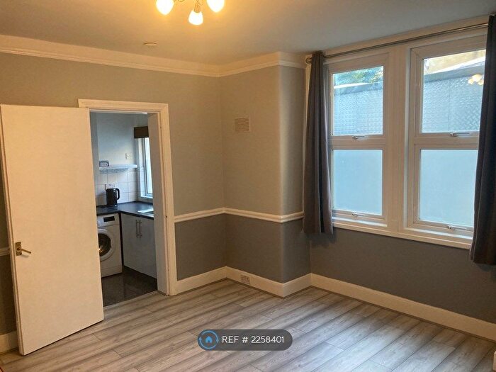 1 Bedroom Flat To Rent In Streatham High Road, London, SW16