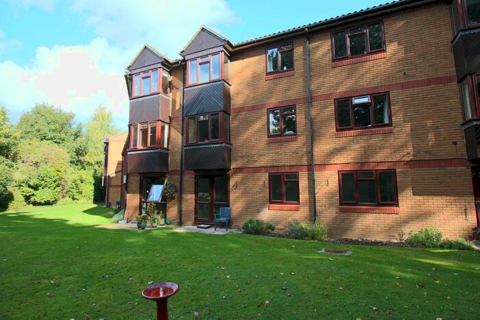 2 Bedroom Property To Rent In Crescent Dale, Shoppenhangers Road, Maidenhead, SL6