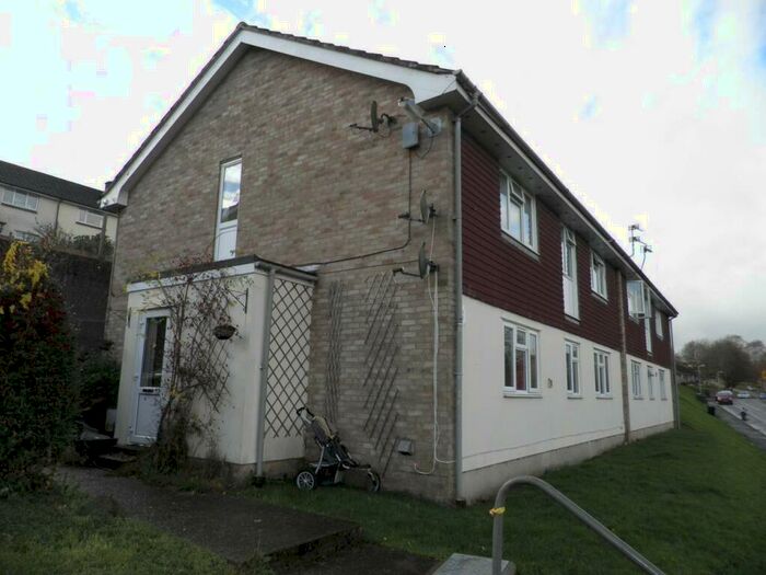2 Bedroom Flat To Rent In Feltham Drive, Frome, Somerset, BA11