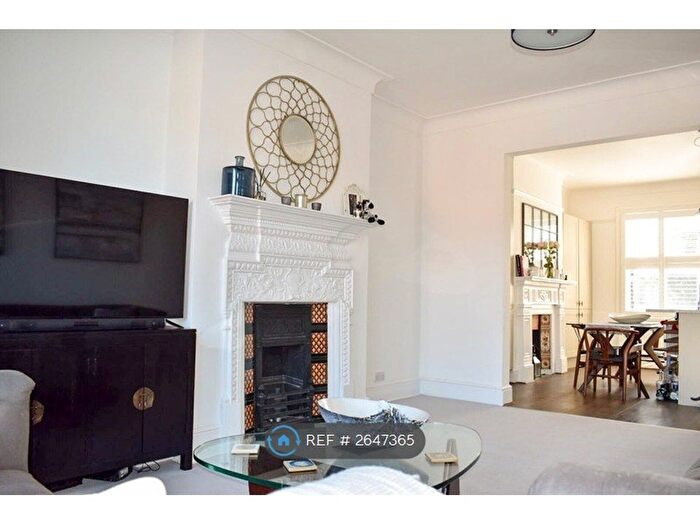 3 Bedroom Flat To Rent In Dulwich, London, SE21