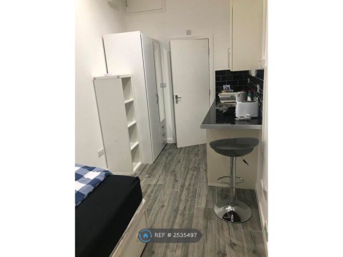 Studio To Rent In Lindale Close, Ilford, IG4