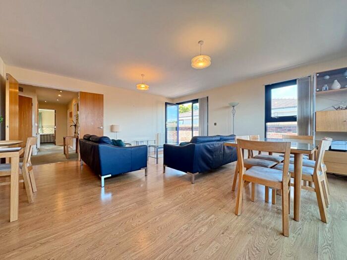 3 Bedroom Flat To Rent In Carisbrooke Road, Far Headingley, Leeds, LS16