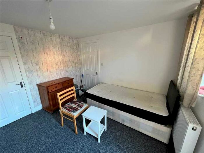 1 Bedroom Studio Flat To Rent In Seymour Road, Slough, SL1