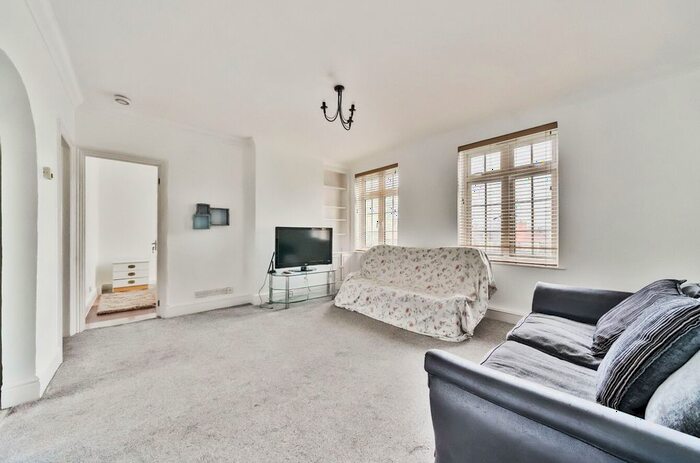 2 Bedroom Flat To Rent In Downham Way, Bromley, BR1