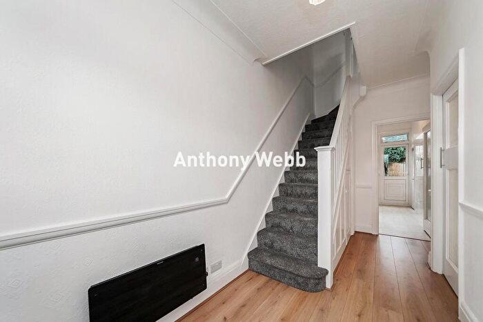 3 Bedroom Terraced House For Sale In North Circular Road, Palmers Green, N13