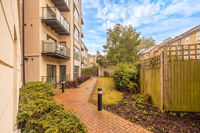 2 Bedroom Flat To Rent In Canal Boulevard, Camden, NW1