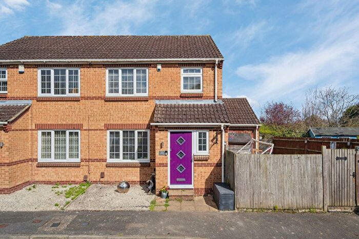 3 Bedroom Semi-detached House For Sale In Oak End Drive, Iver Heath, SL0