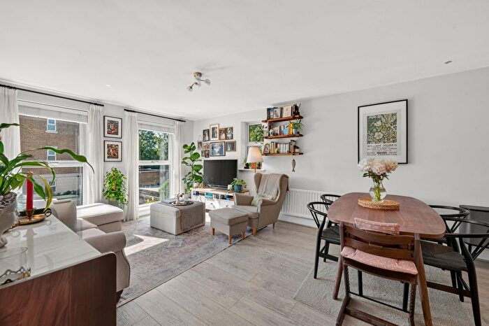 2 Bedroom Flat For Sale In Wadham Mews, Mortlake, SW14