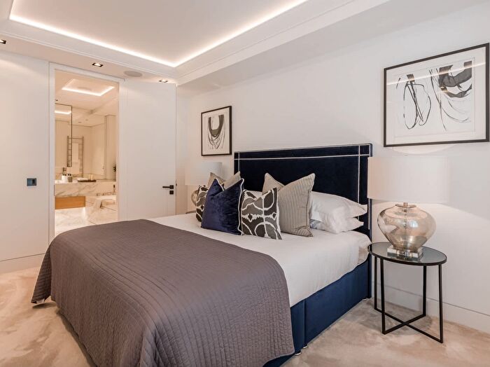 2 Bedroom Flat For Sale In Holland Street, Kensington, London, W8