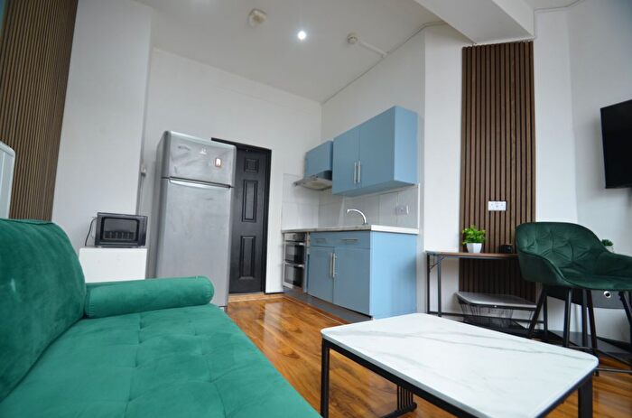 1 Bedroom Flat To Rent In Whitton Dene, Isleworth, TW7