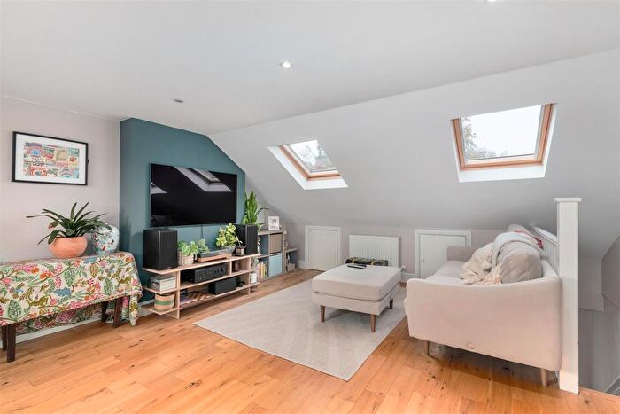 2 Bedroom Flat For Sale In Vernon Avenue, Raynes Park, SW20