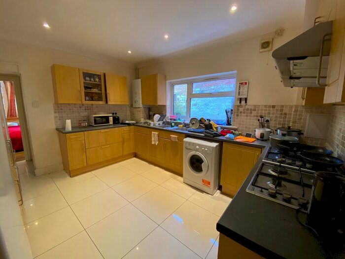 5 Bedroom Town House To Rent In Portswood Road, Portswood Southampton, SO17