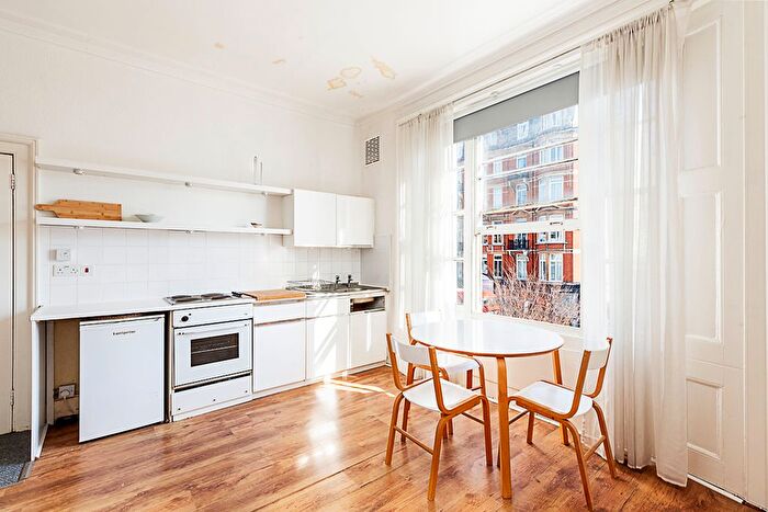 Studio To Rent In Pembridge Villas, London, W11