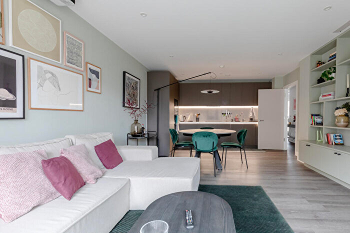 2 Bedroom Apartment To Rent In New North Road, London, ., N1