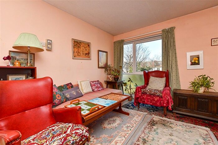 1 Bedroom Flat For Sale In Hinton Road, Wallington, Surrey, SM6