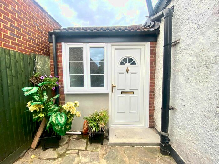 Studio To Rent In Botwell Lane, Hayes, UB3