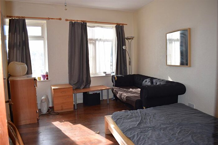 Studio To Rent In Beehive Lane, Ilford, IG4