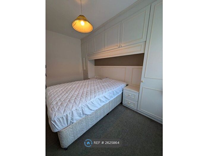 3 Bedroom Semi-Detached House To Rent In Kelso Gardens, Leeds, LS2