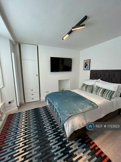 Studio To Rent In Langtry Road, London, NW8