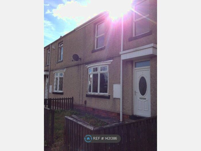 3 Bedroom Semi-Detached House To Rent In The Drive, Washington, NE37