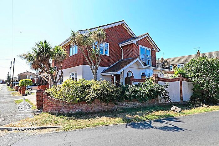 4 Bedroom Detached House For Sale In Rattwick Drive, Canvey Island, SS8