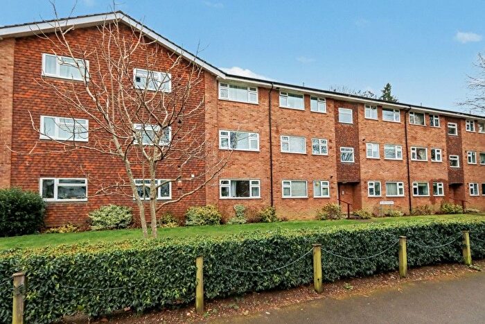 2 Bedroom Flat To Rent In Lovelace Gardens, Surbiton, KT6