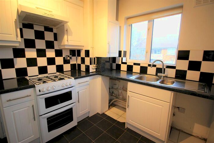 3 Bedroom Flat To Rent In Silver Street, Southsea, Portsmouth, PO5