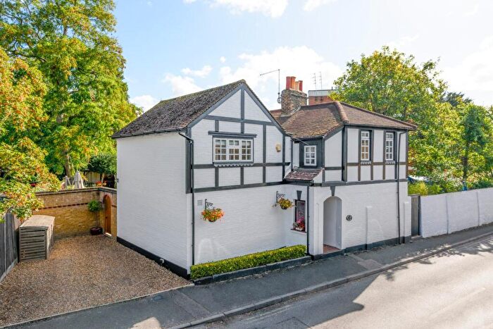 4 Bedroom Detached House For Sale In Manor Road, Walton-on-Thames, KT12