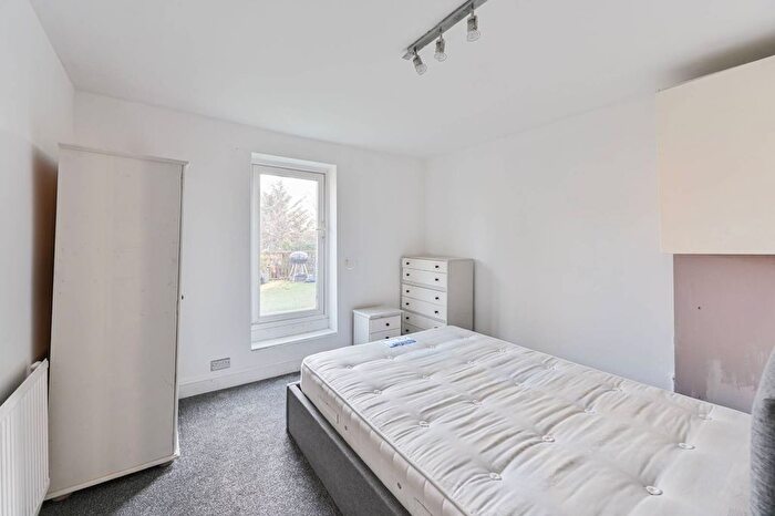 4 Bedroom Flat To Rent In Greyhound Lane, Streatham Common, London, SW16
