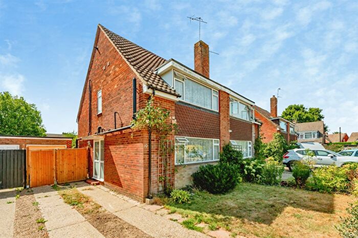 3 Bedroom Semi-Detached House For Sale In Emlyn Road, Horley, RH6