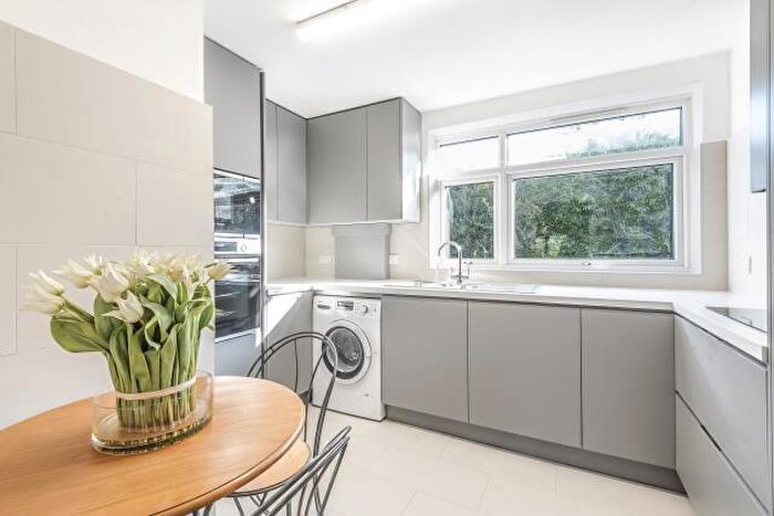 2 Bedroom Flat For Sale In Salisbury Avenue, Finchley, N3
