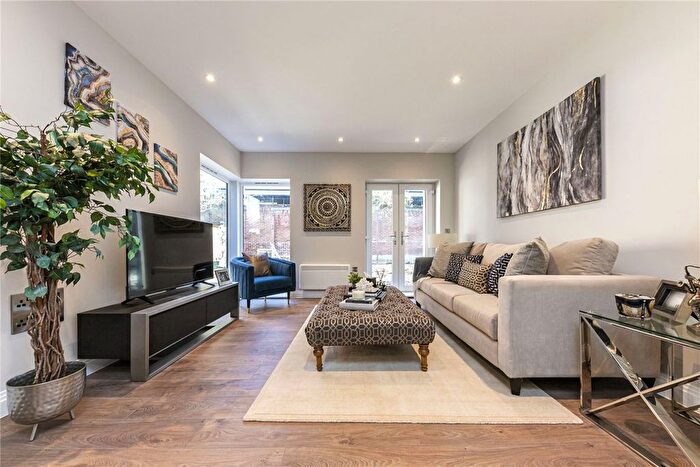 1 Bedroom Flat To Rent In Springfield Lane, Surrey, Surrey, KT13