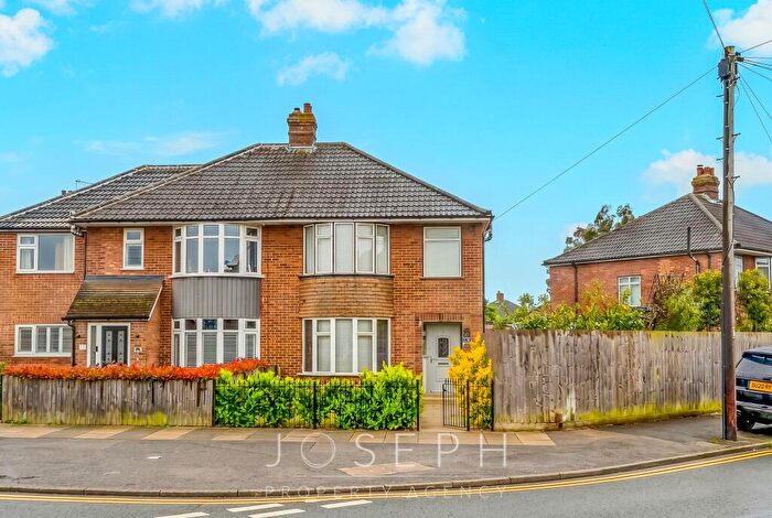 3 Bedroom Semi-Detached House For Sale In Cedarcroft Road, Ipswich, IP1