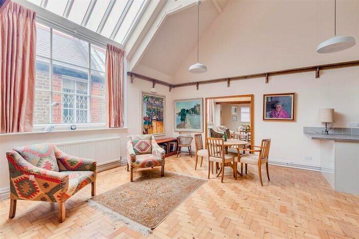 Semi-Detached House To Rent In Gainsborough Road, London, W4