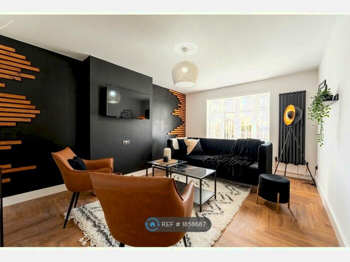 3 Bedroom Detached House To Rent In Woodhouse Hill Road, Leeds, LS10