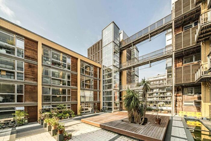 3 Bedroom Flat To Rent In Kingsland Road, Hackney, E8