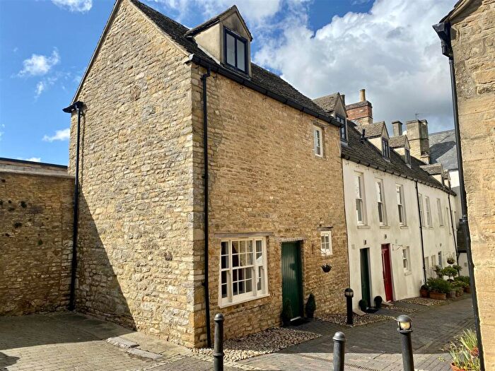 3 Bedroom Mews For Sale In White Hart Mews, Chipping Norton, OX7