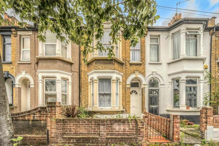 4 Bedroom House To Rent In Sunnyside Road, Leyton, E10