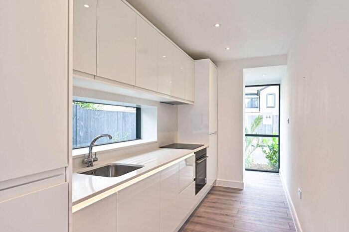 3 Bedroom Mews To Rent In Victoria Road, Barnet, EN4