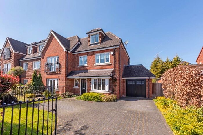 5 Bedroom Semi Detached House For Sale In Shoppenhangers Road, Maidenhead, SL6