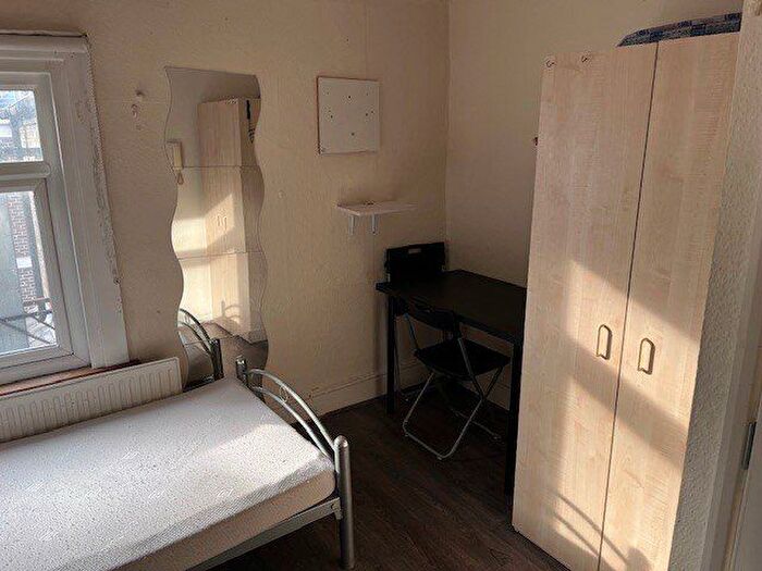 Studio To Rent In Ballards Lane, Finchley Central, N3