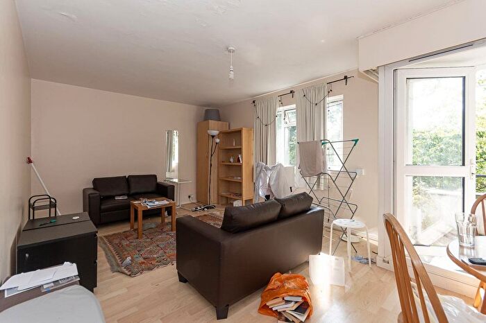 3 Bedroom Flat To Rent In Jeffreys Walk, Stockwell, SW4