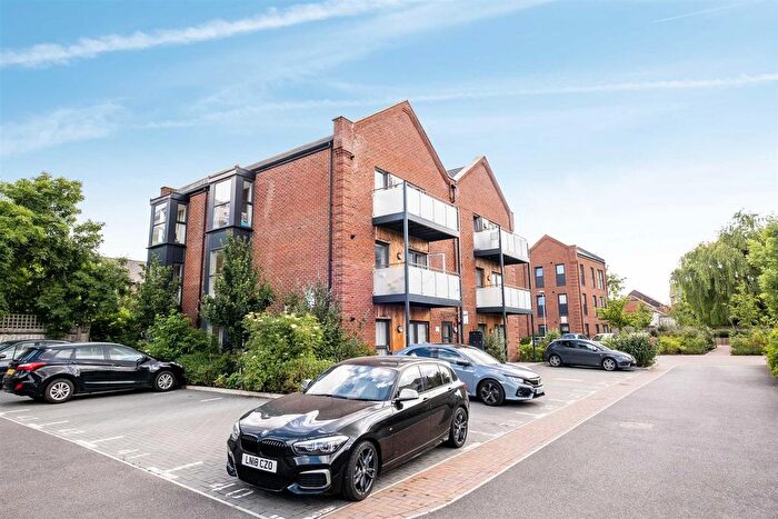 3 Bedroom Flat To Rent In Otter Way, West Drayton, UB7
