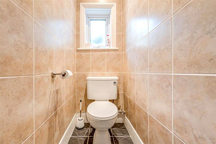 1 Bedroom Flat For Sale In Ham Road, Worthing, West Sussex, BN11
