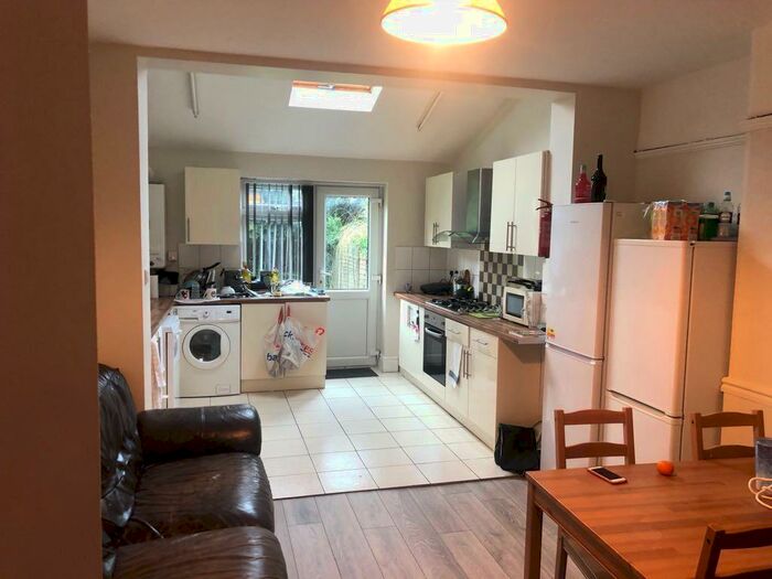 7 Bedroom Semi-Detached House To Rent In Harlaxton Drive, Nottingham, NG7