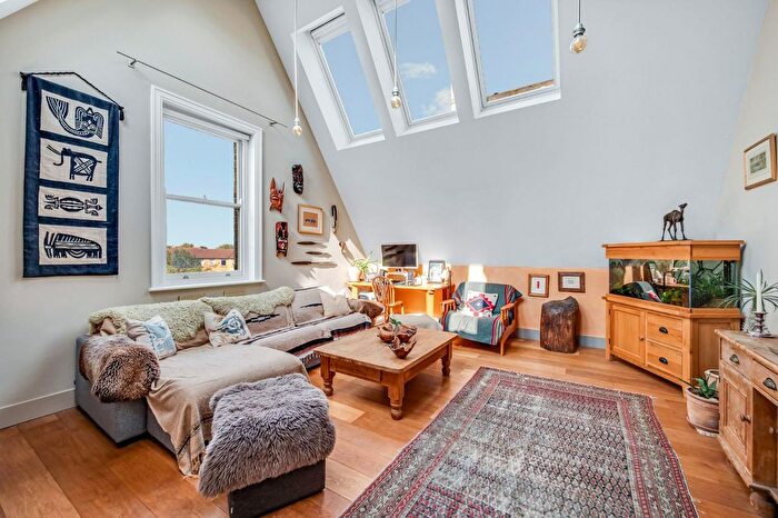 2 Bedroom Flat For Sale In Chiswick High Road, Chiswick, London, W4