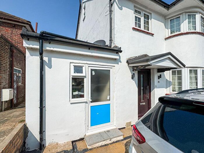 Flat To Rent In Fernside Avenue, London, NW7