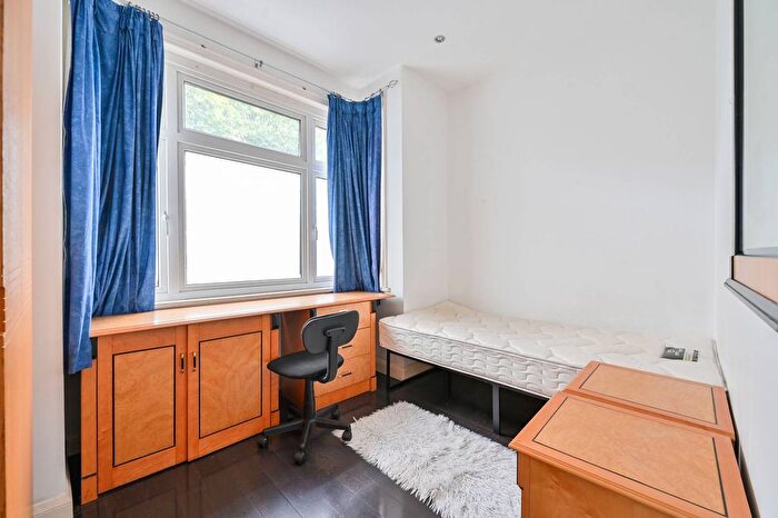 4 Bedroom Property To Rent In Blackshaw Road, Tooting Broadway, London, SW17