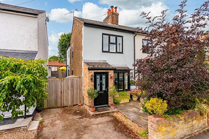 3 Bedroom Semi-Detached House For Sale In Mount Pleasant, Hertford Heath, SG13